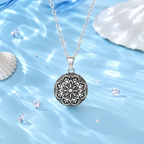 Collier bola Anaya mis en scène sur fond bleu avec des coquillages