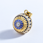 Pendentif bola Aurore vu de trois quarts, pétales dorés et frise blanche