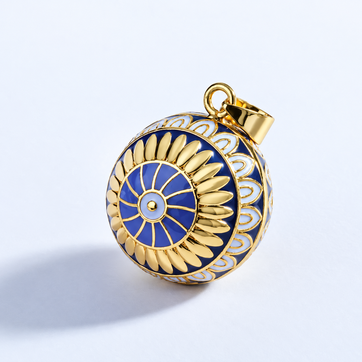 Pendentif bola Aurore vu de trois quarts, pétales dorés et frise blanche