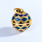 Pendentif bola Avelia vu de trois quarts, festons dorés et perlage