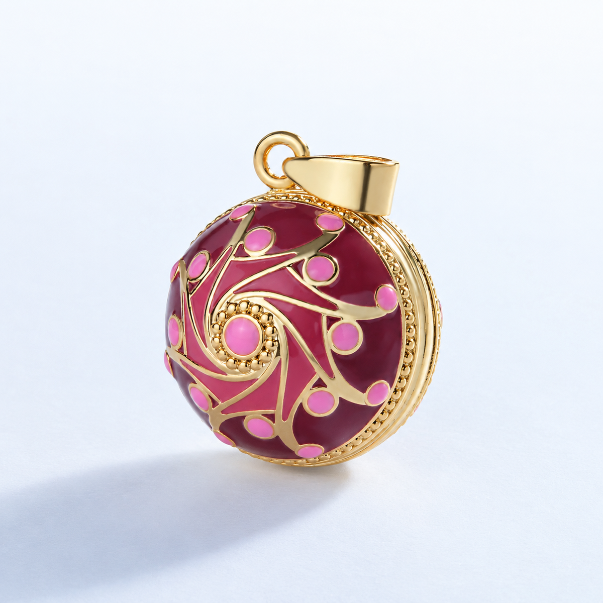 Pendentif bola Ayla vu de trois quarts, pétales roses et points roses