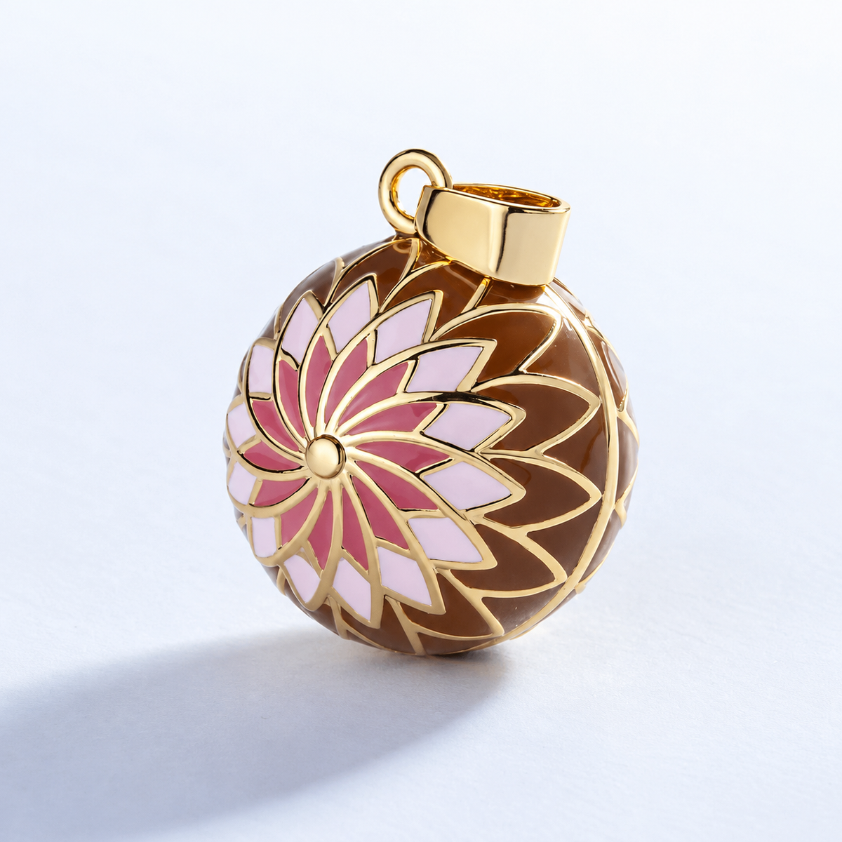 Pendentif bola Élani vu de trois quarts, pétales roses cernés de doré