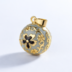 Pendentif bola Élise vu de trois quarts, volutes et fleurs dorées en relief