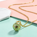 Collier bola Élise posé sur fond rose et vert d’eau