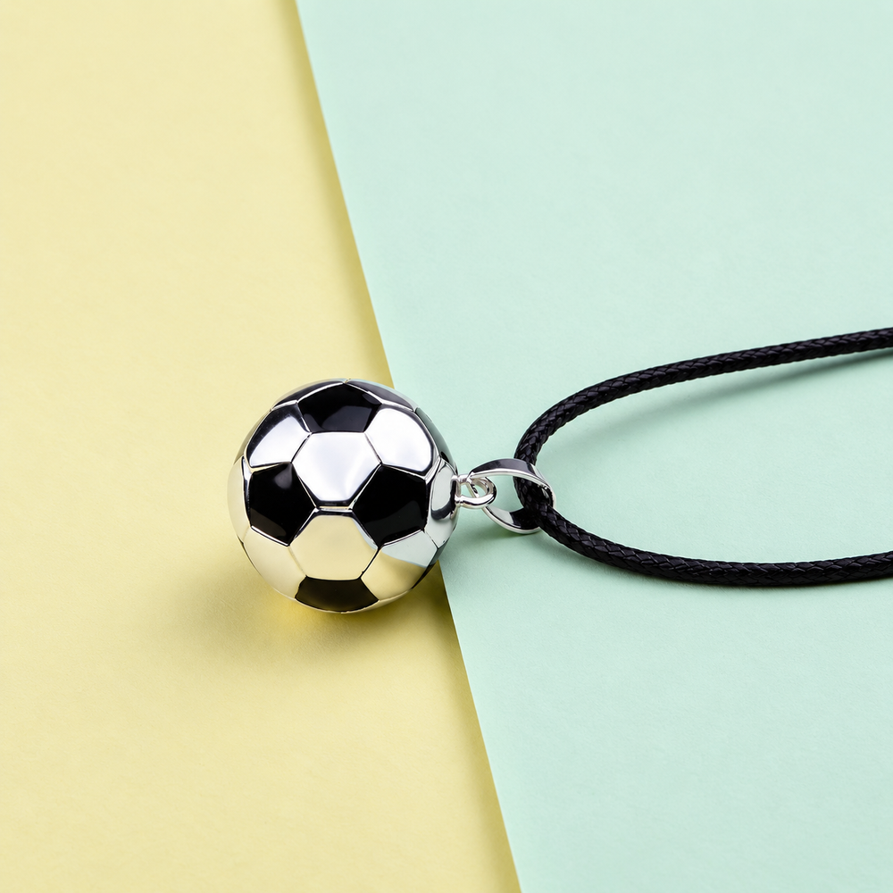 Pendentif bola Elyo et son cordon noir sur fond pastel