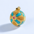 Pendentif bola Éternia vu de trois quarts, losange rouge et perlage doré