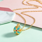 Collier bola Éternia posé sur fond rose et vert d’eau