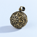 Pendentif bola Gaïa vu de trois quarts, motifs floraux ciselés