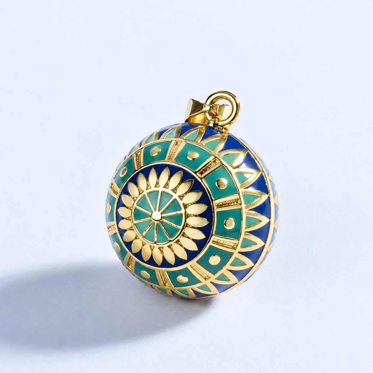Pendentif bola Liora vu de trois quarts, motifs géométriques turquoise et dorés