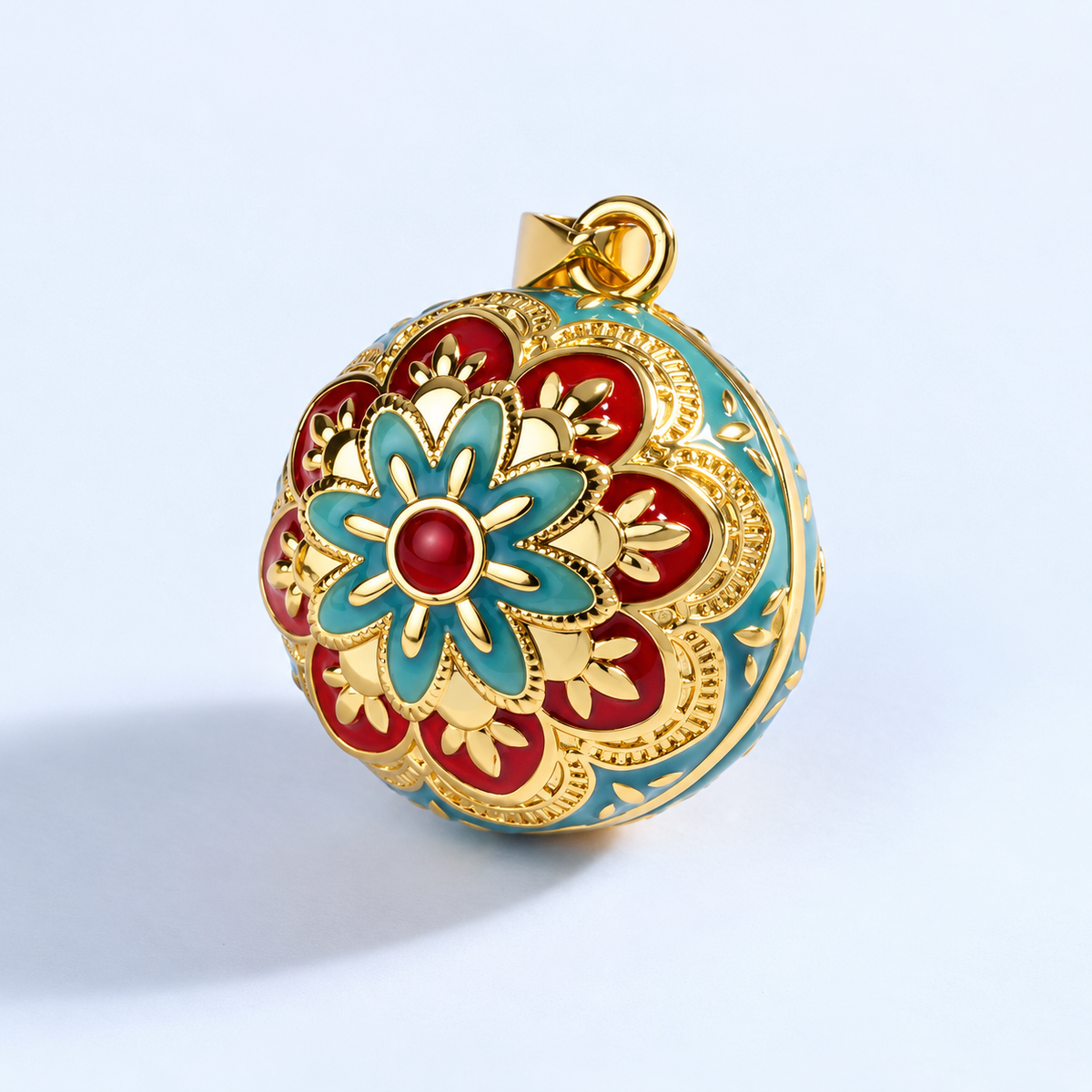 Pendentif bola Maïa vu de trois quarts, pétales turquoise et motifs dorés