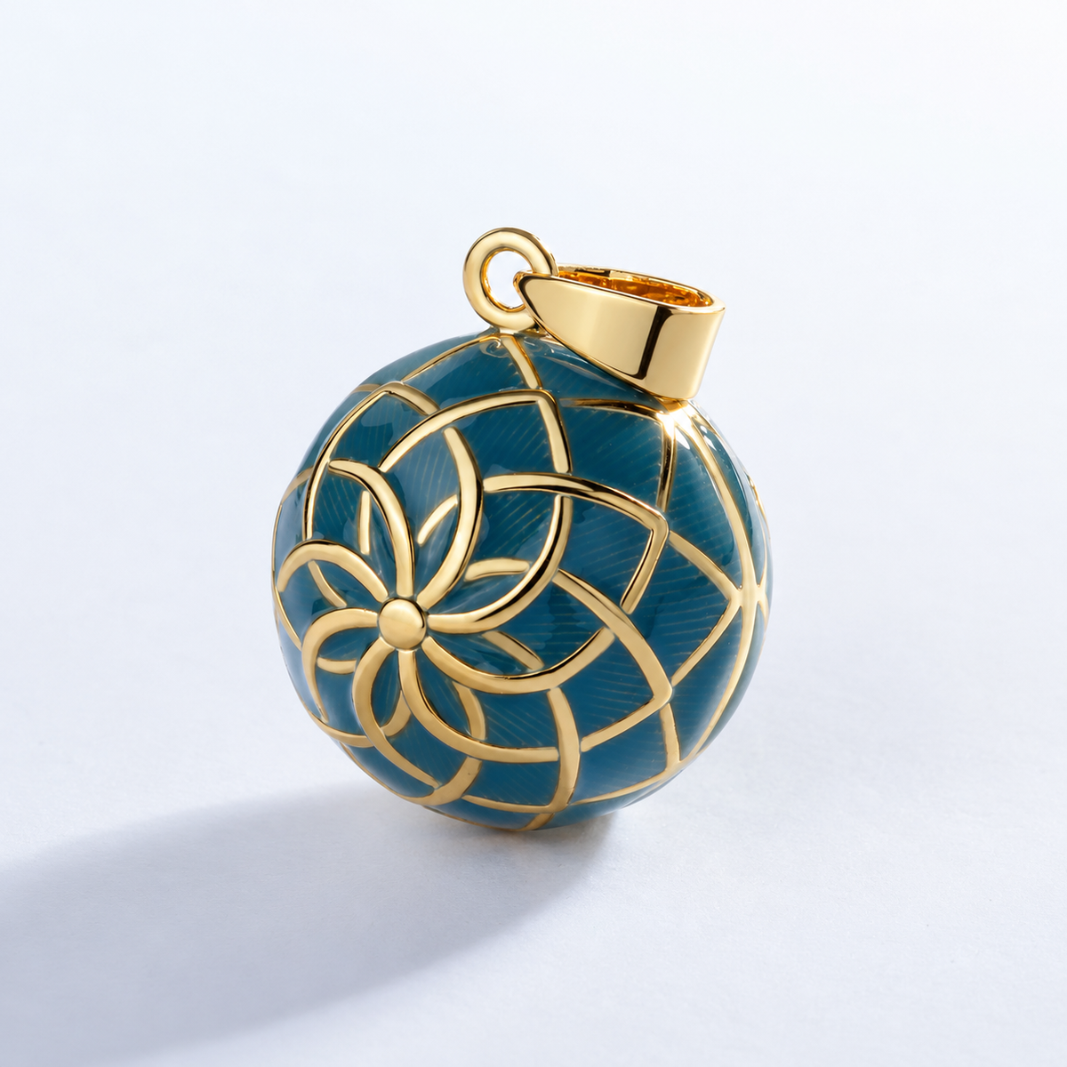 Pendentif bola Naya vu de trois quarts, motif floral doré