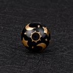 Pendentif bola Noctéa vu de dessous, lunes et étoiles dorées sur fond noir