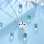 Collier bola Pandaï parmi des billes de verre, fond bleu