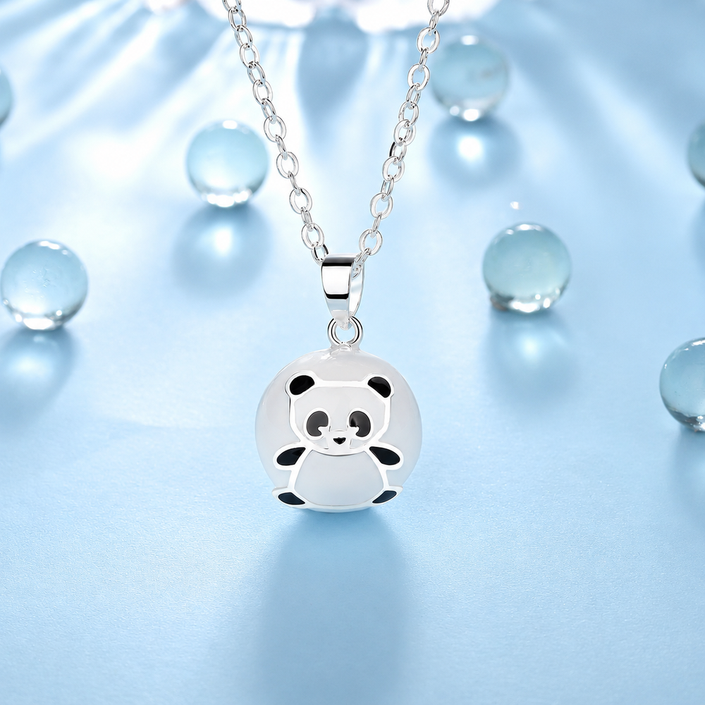 Bola Pandaï et sa chaîne argentée sur fond bleu clair