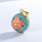 Pendentif bola Sohana vu de trois quarts, pétales corail cernés de doré