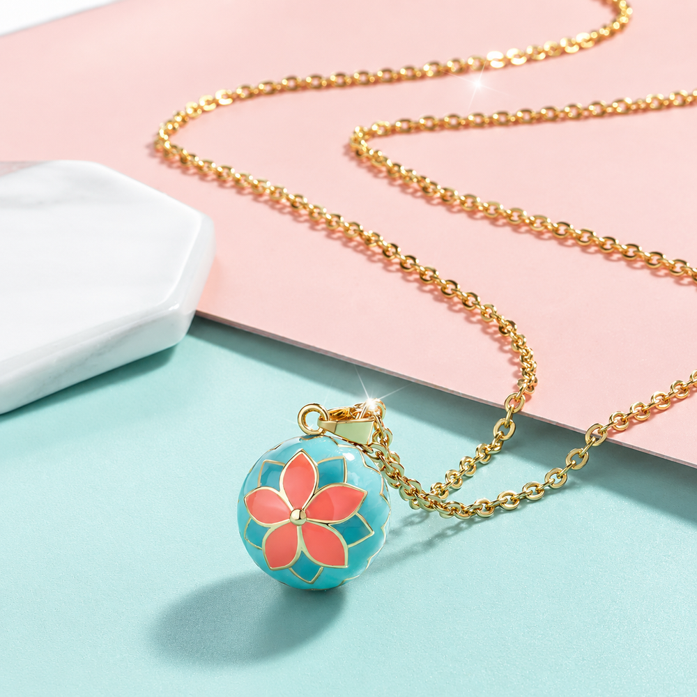 Collier bola Sohana posé sur fond rose et vert d’eau