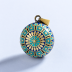 Pendentif bola Solal vu de trois quarts, mandala turquoise et doré