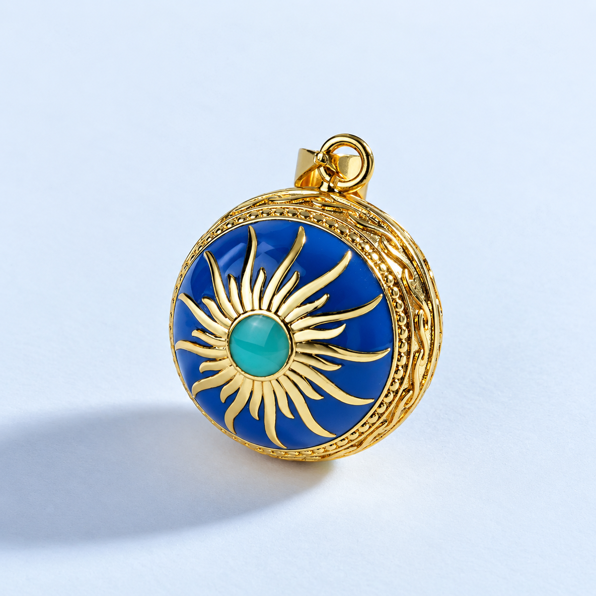 Pendentif bola Solia vu de trois quarts, bordure dorée ciselée