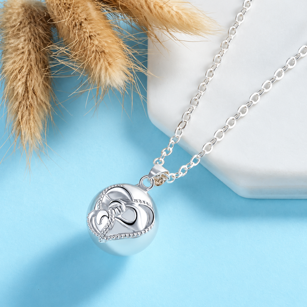 Collier bola Talia posé sur fond bleu, herbes séchées en décor